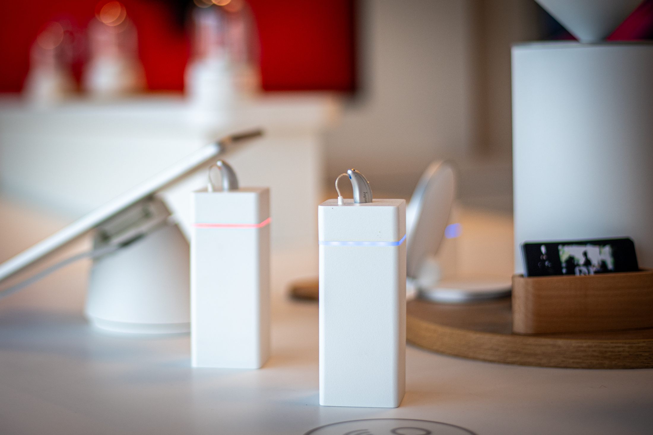 Moderne Hinter-dem-Ohr-Hörsysteme von Signia auf dem Experience Table