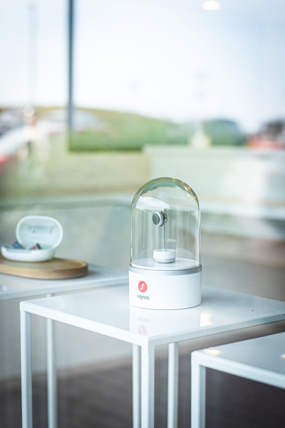 Signia-Hörsystem als Ausstellungsstück unter einer Glasglocke